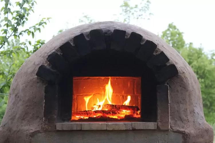 It is easy and fun to build your own outdoor pizza oven. The Backyard Bread & Pizza Oven eBook has full plans to walk you through the process! | Homestead Honey